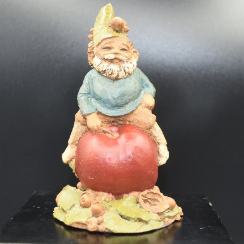 'Thomas Clark Apple Gnome " Sean " 1982 Retired
